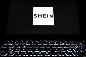 Shein enfrenta acción de protección al consumidor en la UE mientras la Unión Europea despliega estrategia para abordar riesgos del comercio electrónico de bajo coste.