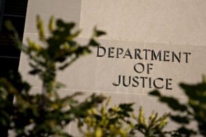 Fundador de fintech acusado de fraude por aplicación de compras ‘AI’ que en realidad era operada por humanos en Filipinas