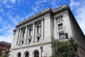 Juez designado por Trump ordena a la administración de Trump ‘reabrir los grifos de financiamiento’