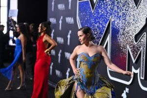 TikToker demanda a Roblox por su baile de Charli XCX ‘Apple’