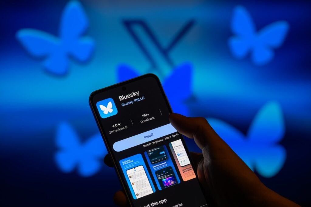 Influencers de izquierda abrazan Bluesky sin abandonar X, afirma Pew
