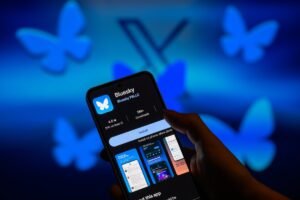 Influencers de izquierda abrazan Bluesky sin abandonar X, afirma Pew