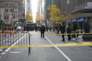 ¡CEO de UnitedHealthcare, Brian Thompson, tiroteado y asesinado en Nueva York!