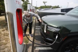 ¡Carga rápida para tu coche eléctrico con los Superchargers de Tesla! GM, Ford, Rivian y otras marcas de vehículos eléctricos también tendrán acceso. ¡Descubre más aquí!